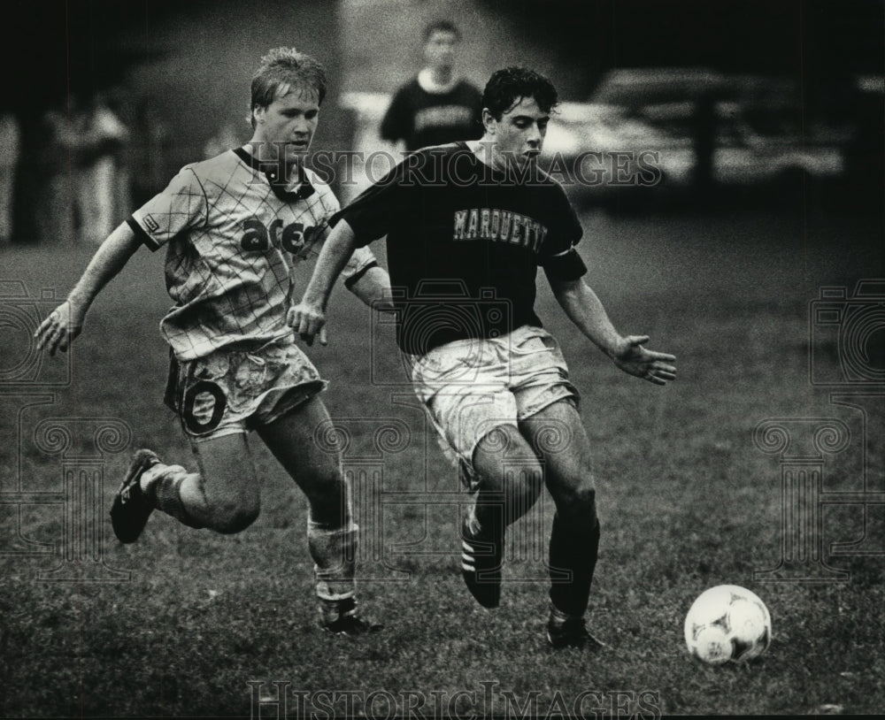 1990 Press Photo Midfielders Shane Barrett of Aces and Matt Breines of Marquette- Historic Images