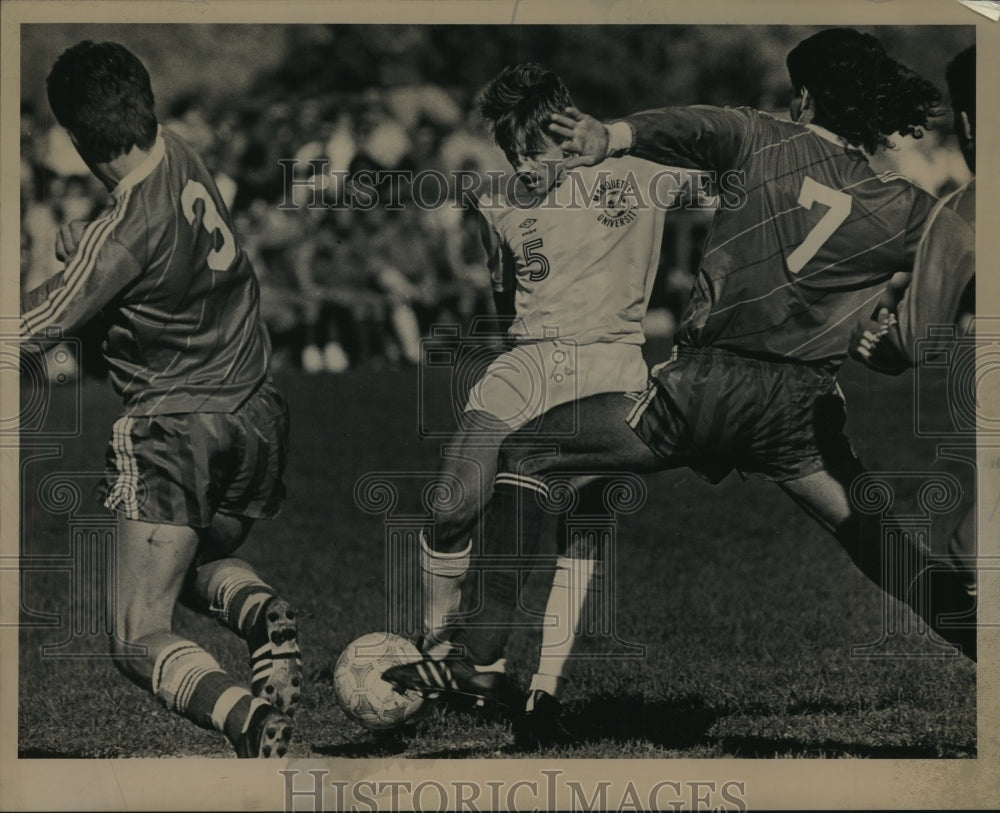 1986 Press Photo Marquette&#39;s Dan Stadler aimed a shot through Indiana defense.- Historic Images