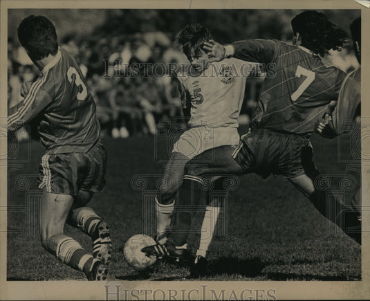1986 Press Photo Marquette's Dan Stadler aimed a shot through Indiana defense.- Historic Images