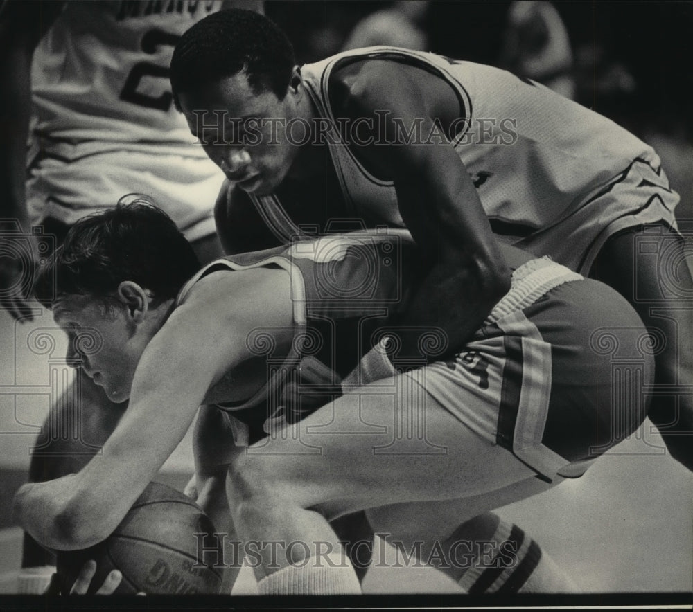 1984 Press Photo Marquette University Robert Hall grabbed Mike Reid for Foul- Historic Images