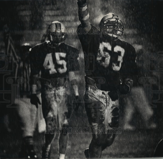 1991 Press Photo Arrowhead's Tony Powers celebrates team's first touchdown.- Historic Images