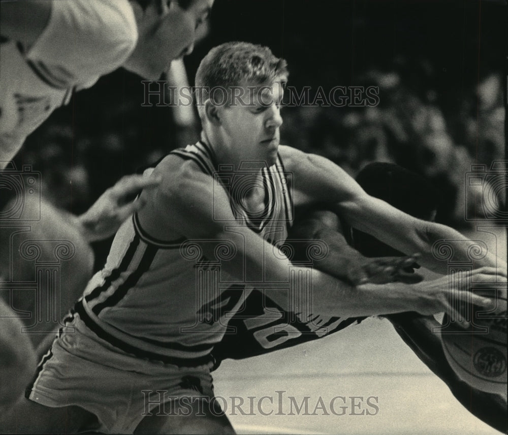 1987 Press Photo John Ellenson Of Marquette In Basketball Battle Versus Fordham- Historic Images