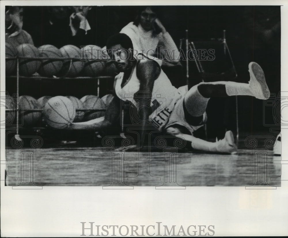 1976 Press Photo Basketball-Lloyd Walton, Marquette University player saves pass- Historic Images