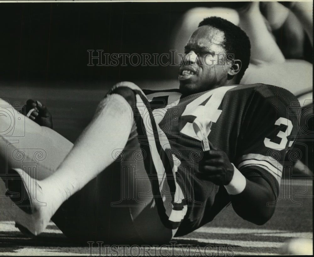 1988 Press Photo Terdell Middleton working on form for Packer football team.- Historic Images