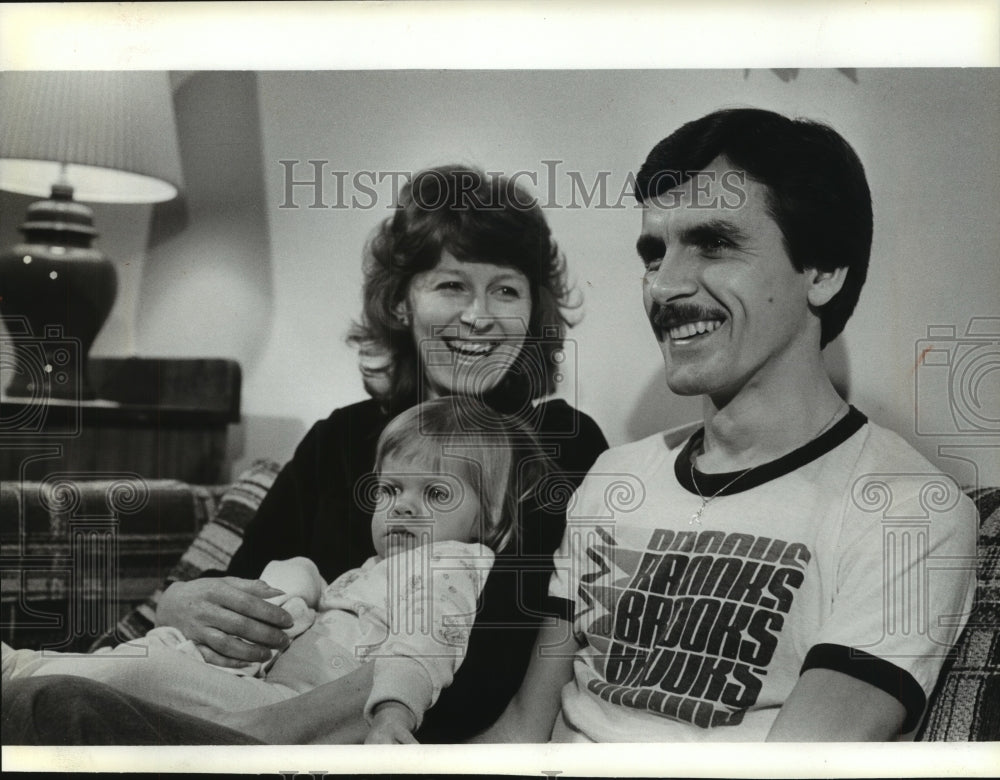 1980 Press Photo Kerry Mayer marathon runner with family, Milwaukee. - mjt09684- Historic Images