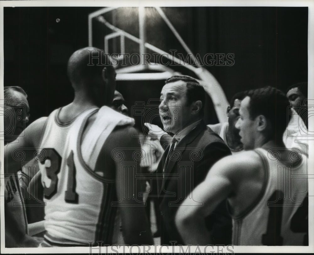 1968 Press Photo Richie Guerin coach confers with his team during Celtics game.- Historic Images