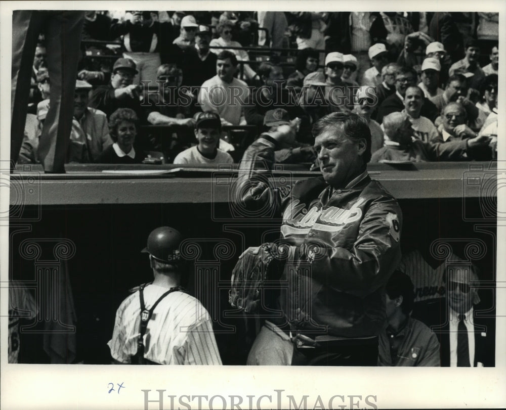 1992 Press Photo Vice President Dan Quayle in Milwaukee at Brewers&#39; game.- Historic Images