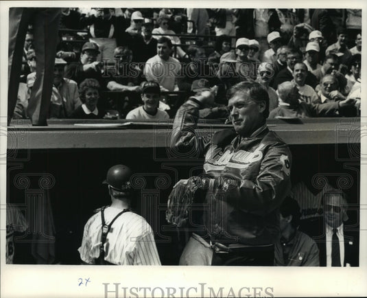 1992 Press Photo Vice President Dan Quayle in Milwaukee at Brewers' game.- Historic Images