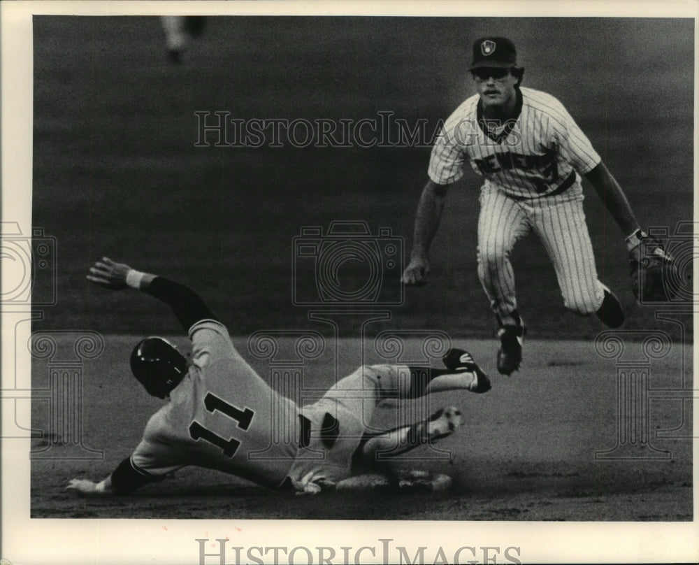 1964 Press Photo Brewers&#39; Jim Gantner leaps to complete double play. - mjt09711- Historic Images