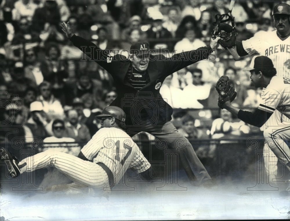 1988 Press Photo Jim Gantner eluded tag at home as umpire Cooney gave safe sign.- Historic Images