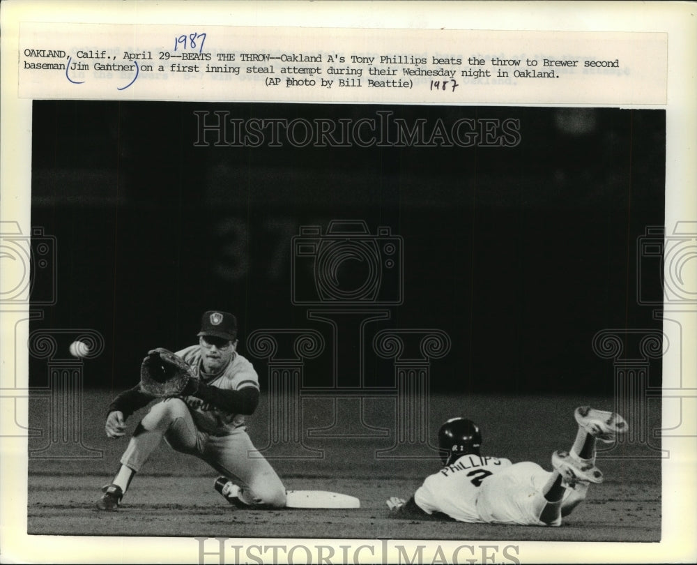 1987 Press Photo Brewers' Jim Gantner reaches for ball in Oakland, California- Historic Images