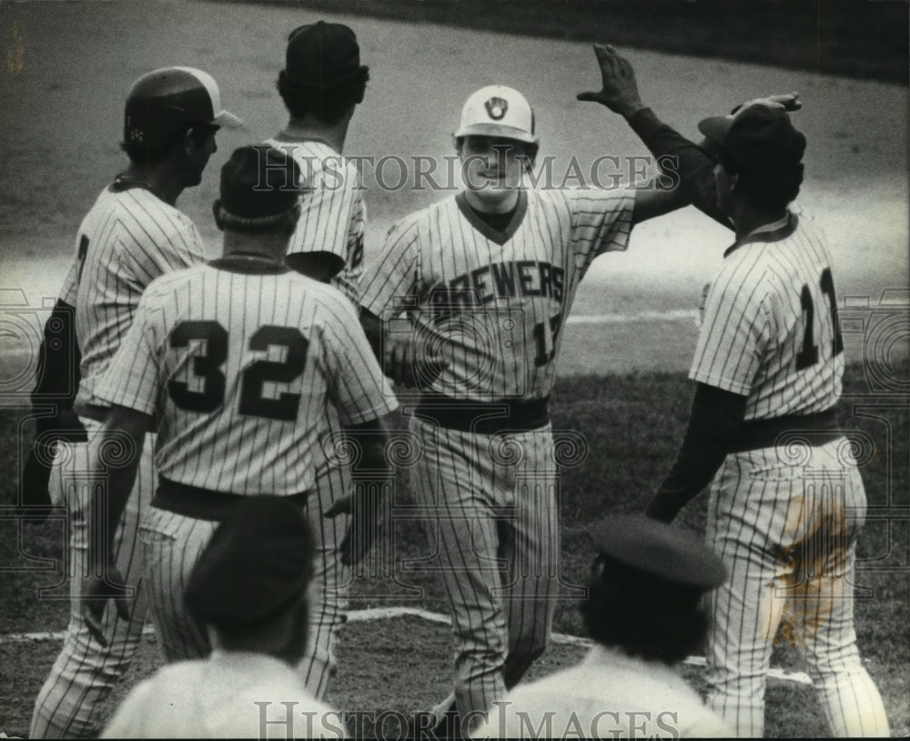 1983 Press Photo Milwaukee&#39;s Jim Gantner &quot;high fives&quot; his teammates. - mjt09730- Historic Images