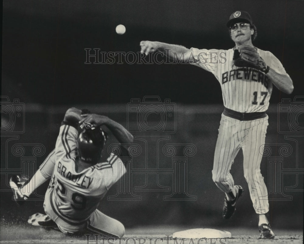 1985 Press Photo Milwaukee&#39;s Jim Gantner completed the double play. - mjt09731- Historic Images