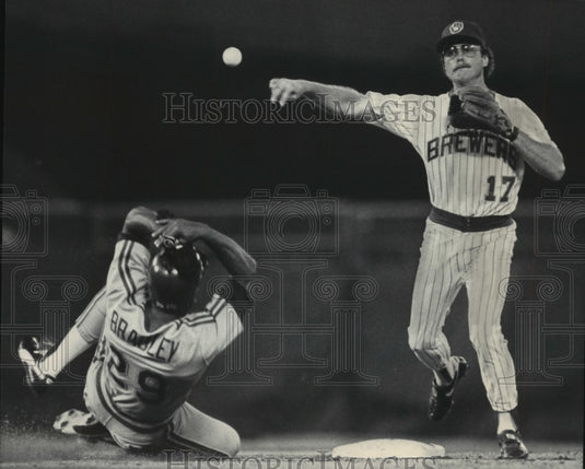 1985 Press Photo Milwaukee's Jim Gantner completed the double play. - mjt09731- Historic Images