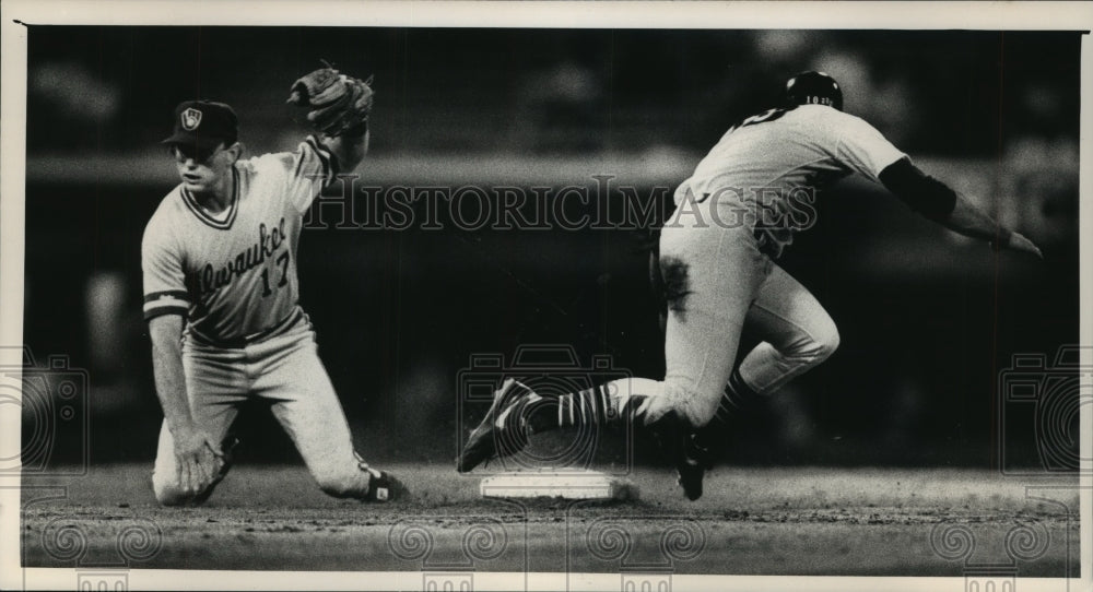 1988 Press Photo Milwaukee's Jim Ganter made the out at second base. - mjt09732- Historic Images