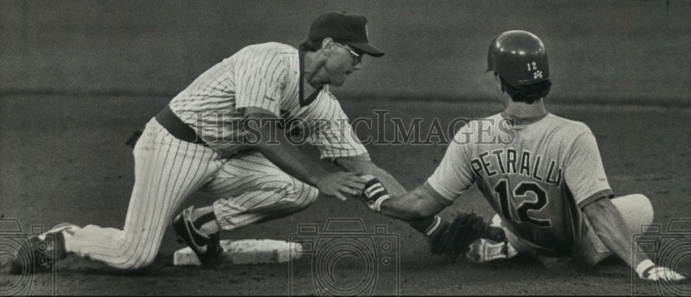 1988 Press Photo Brewers baseball&#39;s Jim Gantner tags out Rangers&#39; Geno Petralli- Historic Images