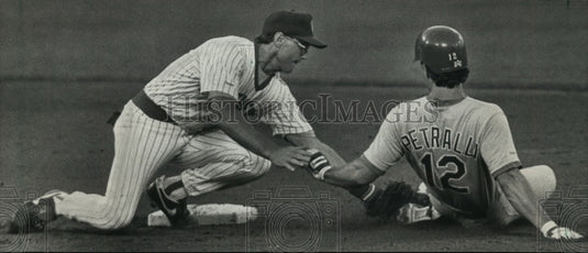 1988 Press Photo Brewers baseball's Jim Gantner tags out Rangers' Geno Petralli- Historic Images