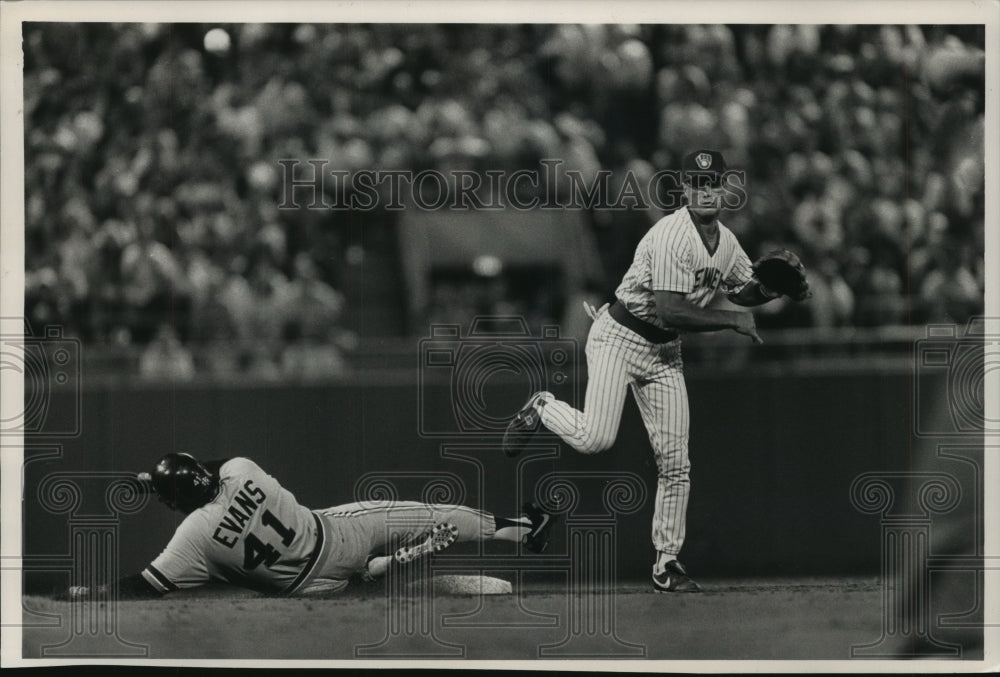 1988 Press Photo Brewers baseball&#39;s Jim Gantner forces Darrell Evans out- Historic Images