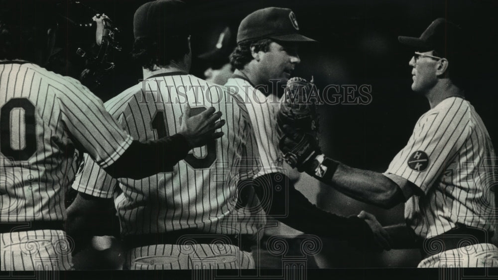 1988 Press Photo Unlike Texas, Jim Gantner laid a glove on Don August.- Historic Images