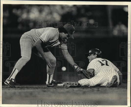 1987 Press Photo Milwaukee's Jim Gantner steals 2nd base on Angel Salazar- Historic Images