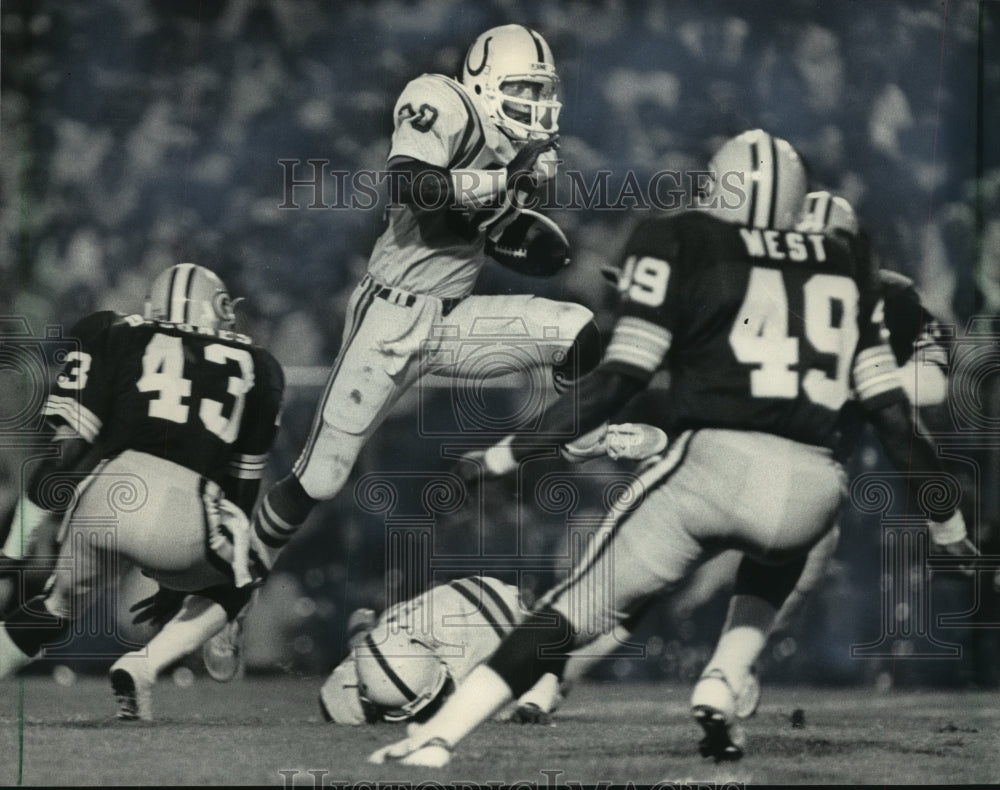 1984 Press Photo Colts&#39; Larry Anderson leaped over teammate at Lambeau Field- Historic Images