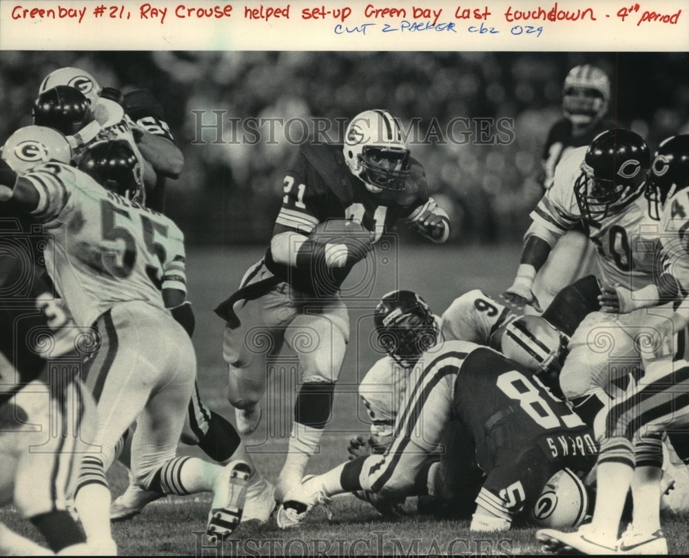 1984 Press Photo Packers' Ray Crouse ran through a hole at County Stadium- Historic Images