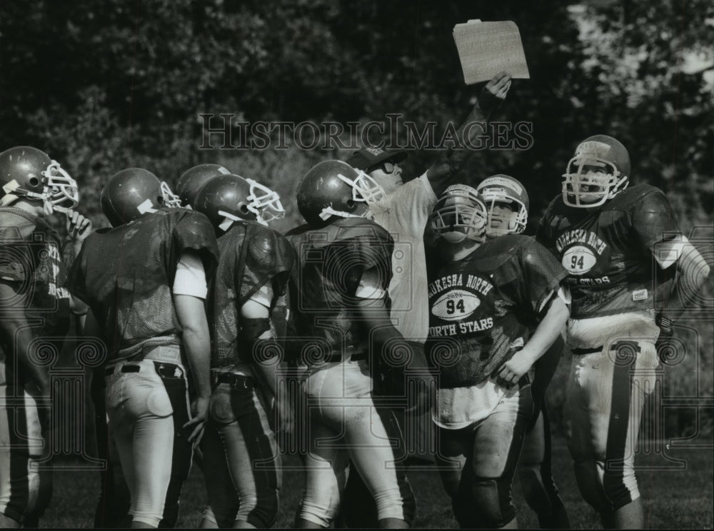 1994 Press Photo Waukesha North High School football team gather during practice- Historic Images