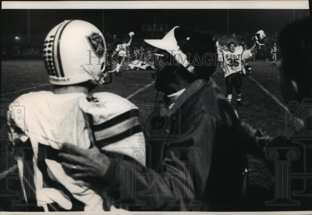 1992 Press Photo Port High School coach, Al Urness, talks to QB Derek Kratz- Historic Images