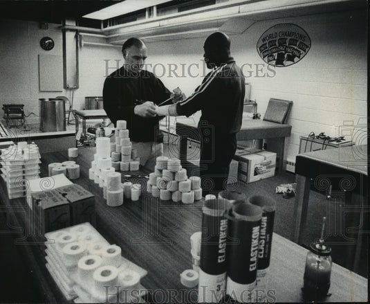 1978 Press Photo Packers training room with Ollie Smith getting taped by Gentile- Historic Images