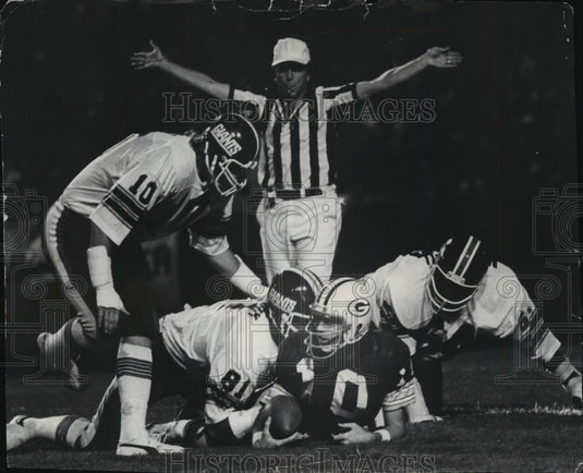 1976 Press Photo Giants football players swarm all over Packers' Lynn Dickey- Historic Images