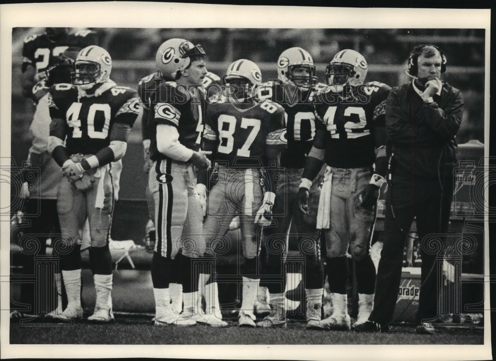 1986 Press Photo Coach Forrest Gregg with his Green Bay Packers football players- Historic Images