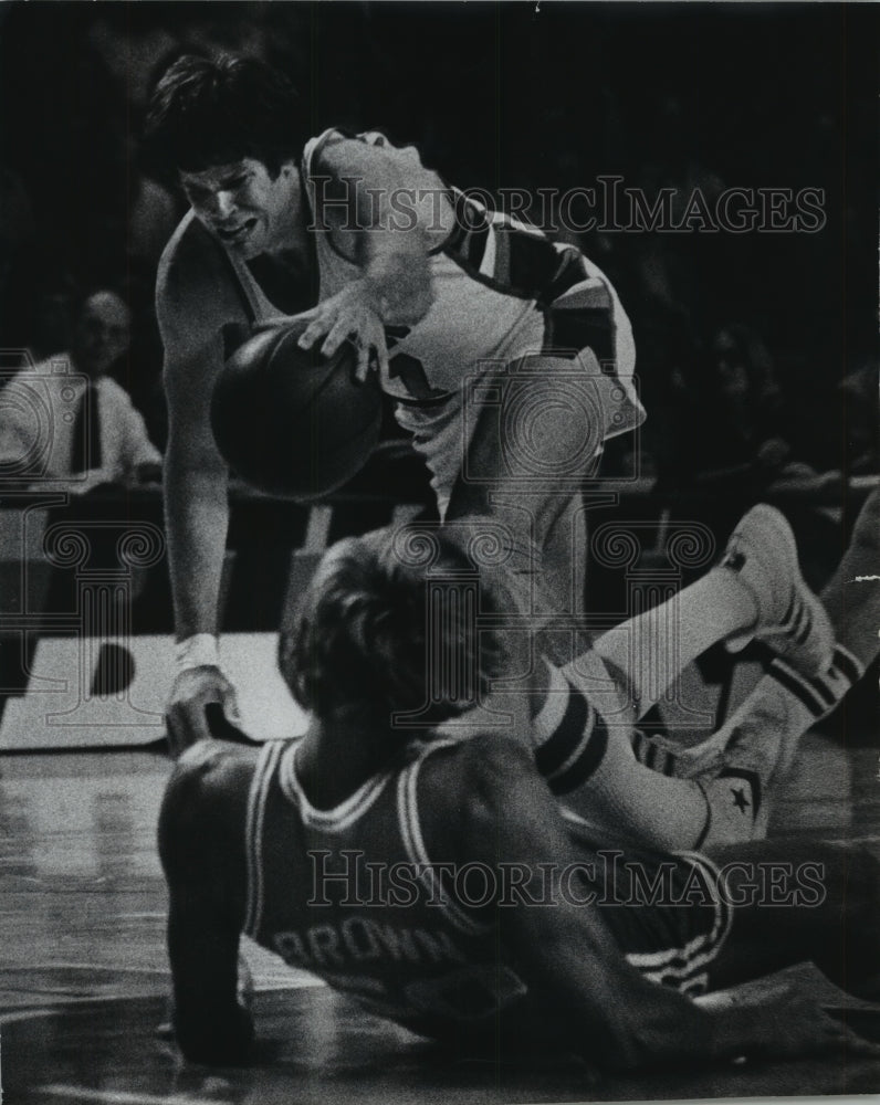 1978 Press Photo Bucks&#39; Dave Meyers &amp; Atlanta&#39;s John Brown at exhibition game- Historic Images