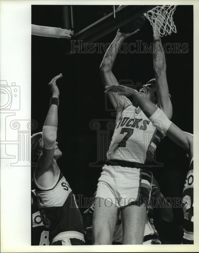 Press Photo Milwaukee Bucks basketball player, Dave Meyer, goes in for a shot- Historic Images