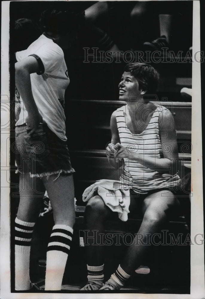 1976 Press Photo American basketball player Ann Meyers passes on tip at clinic- Historic Images