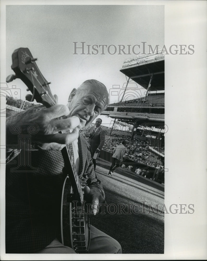 1968 Press Photo Former baseball player, Charlie Grimm, plays the guitar- Historic Images