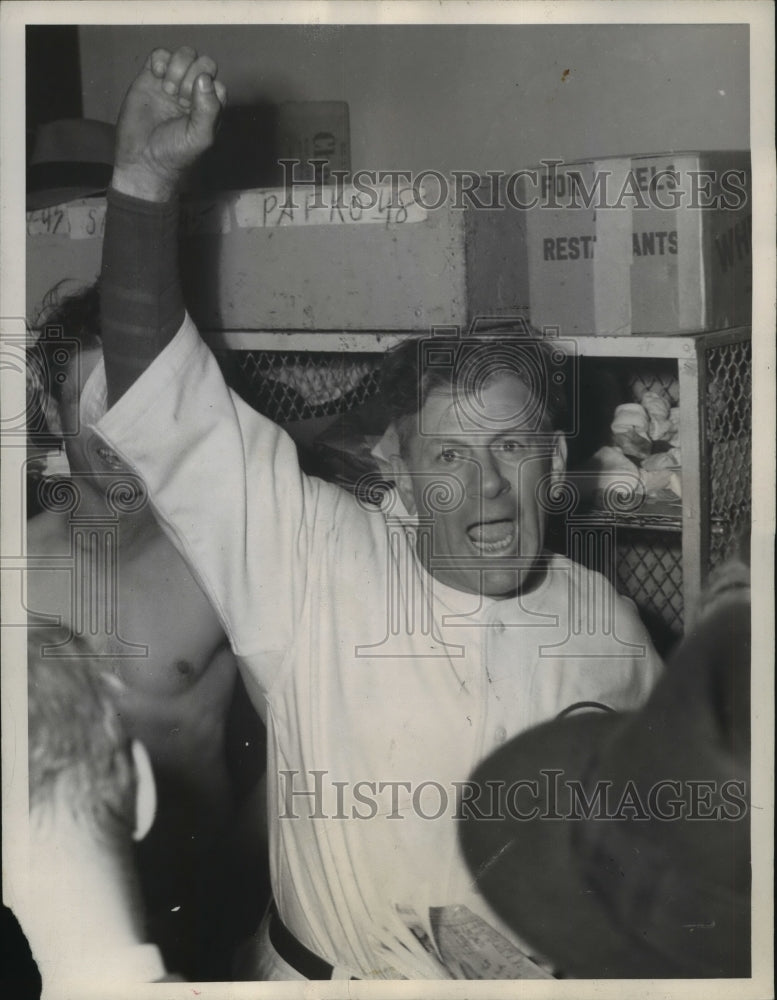 1945 Press Photo Charley Grimm manager Chicago Cubs celebrates pendant-Illinois.- Historic Images