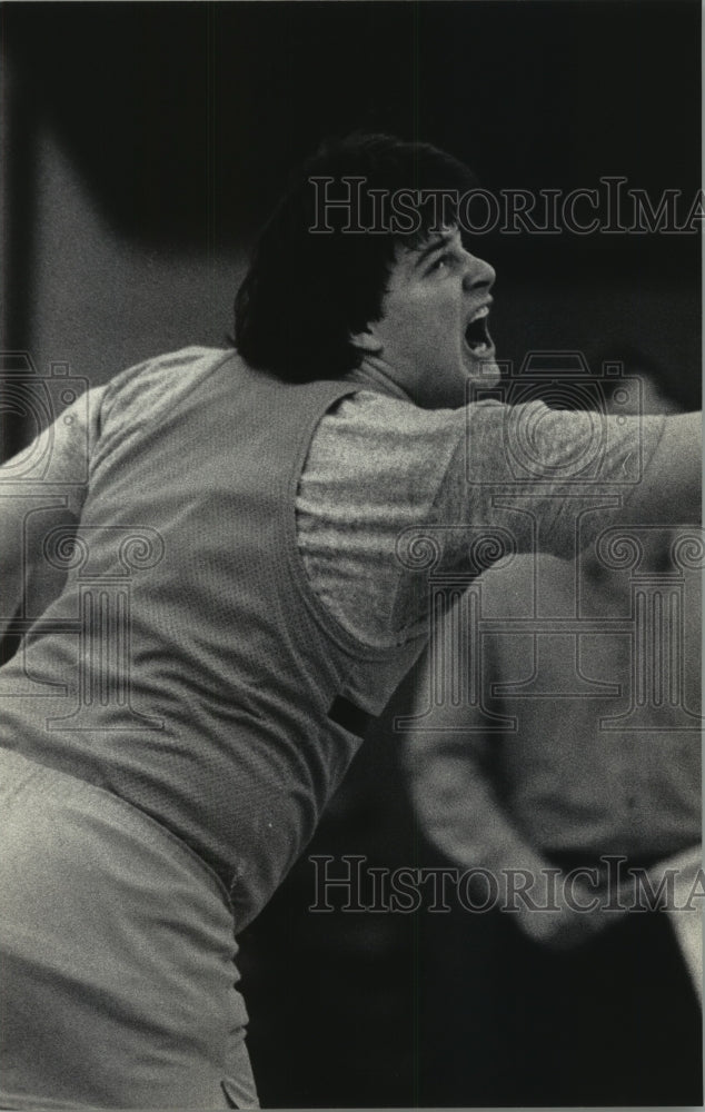 1985 Press Photo Dave Gromacki, Wisconsin shot put star yells as he throws.- Historic Images