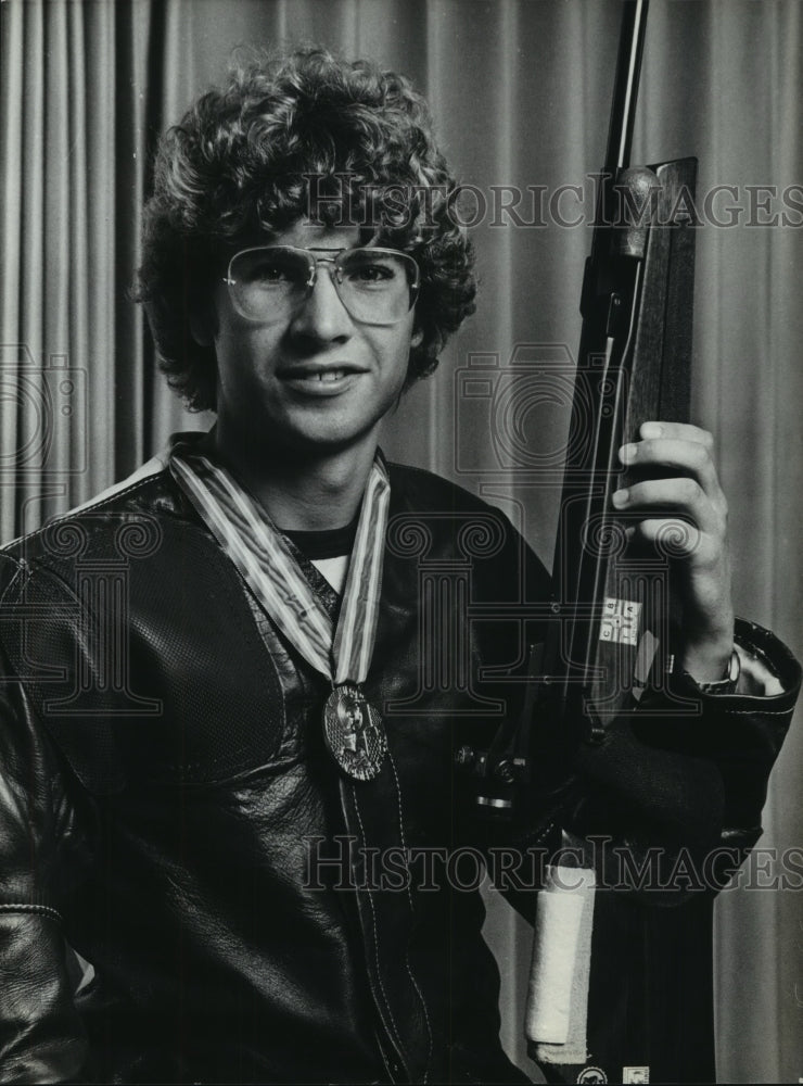 1979 Press Photo Gold medalist Mike Gross and his air rifle. - mjt10020- Historic Images