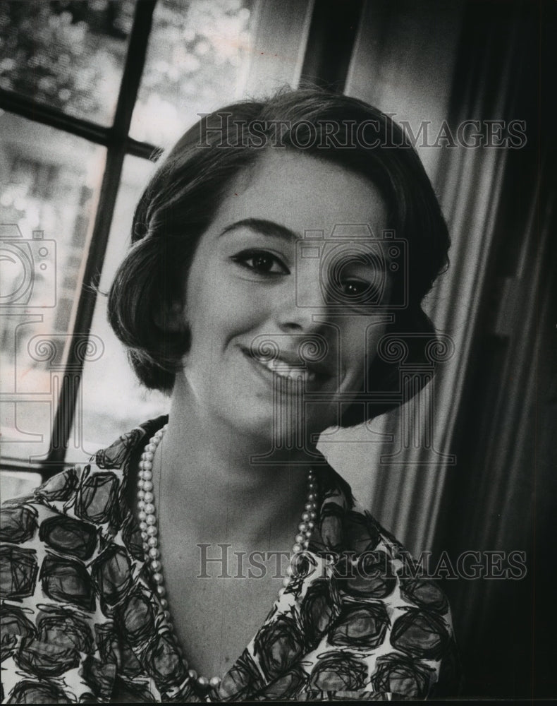 1964 Press Photo Mrs. Andres Gimeno, wife of professional tennis player.- Historic Images