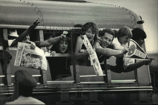 1987 Press Photo A busload of Milwaukee Brewers fans travel to Chicago for game- Historic Images