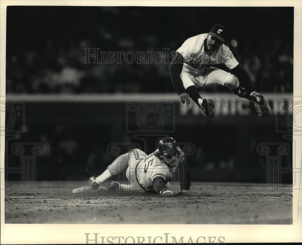 1987 Press Photo Sliding Brewer Rob Deer, White Sox's Ozzie Guillen In Baseball- Historic Images