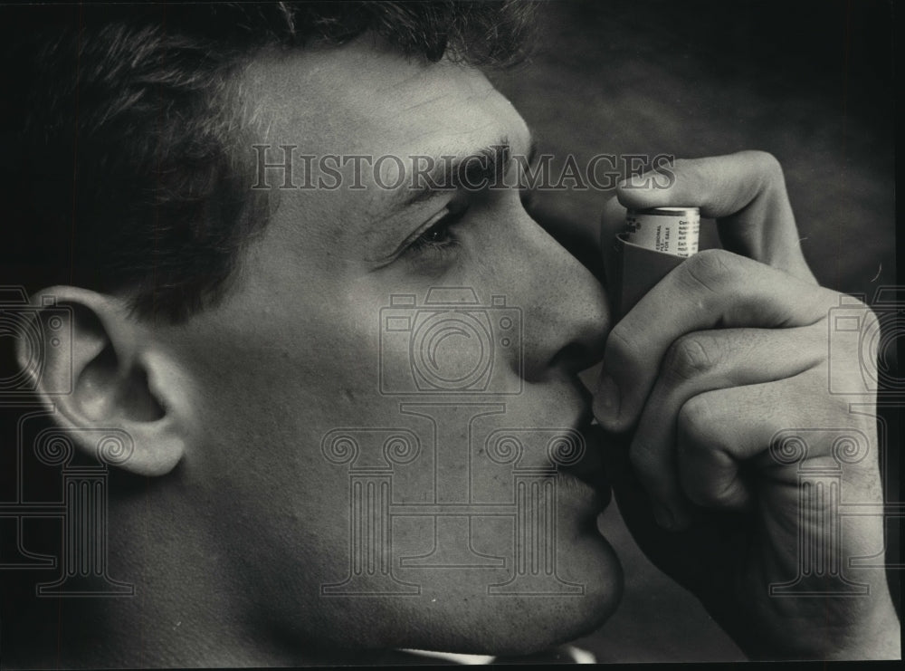 1987 Press Photo Badger Football Player Pete Nowka Using Aerosol Medication- Historic Images