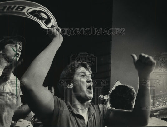 1987 Press Photo Milwaukee Brewers fan Stan Jarozewski cheers the team on- Historic Images