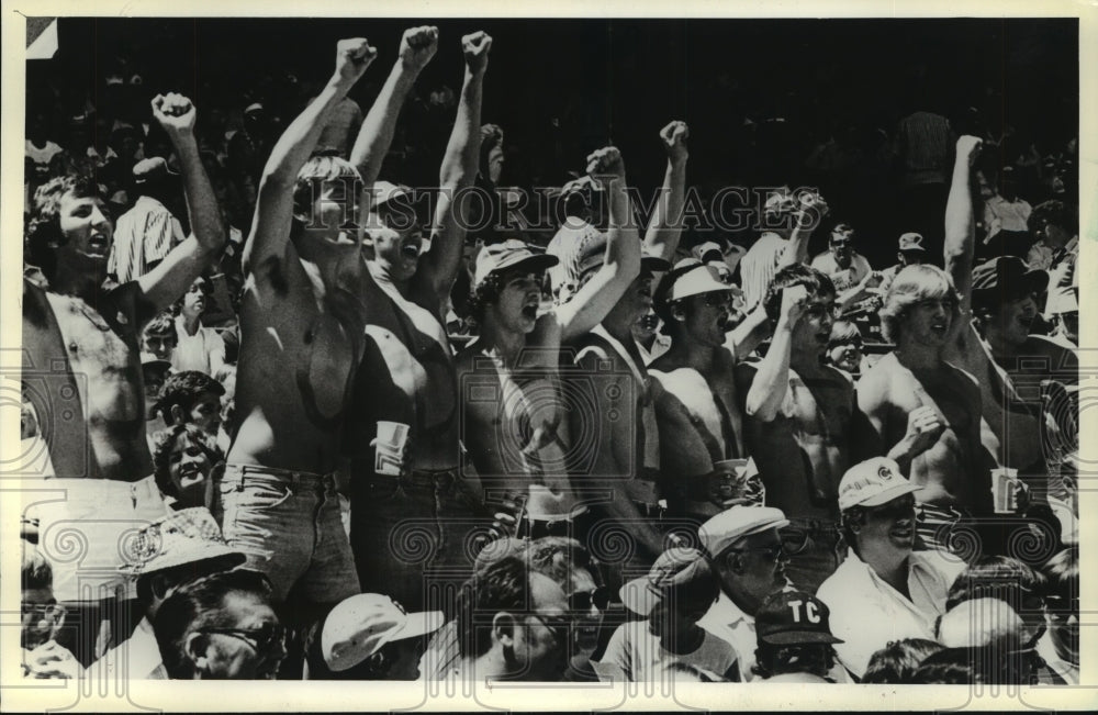 1978 Press Photo Shirtless Milwaukee Brewers fans cheer team on at the Stadium- Historic Images