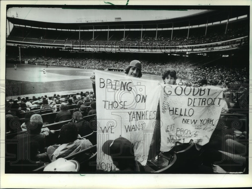 1981 Press Photo Milwaukee Brewers fans hold up their signs at the Stadium- Historic Images