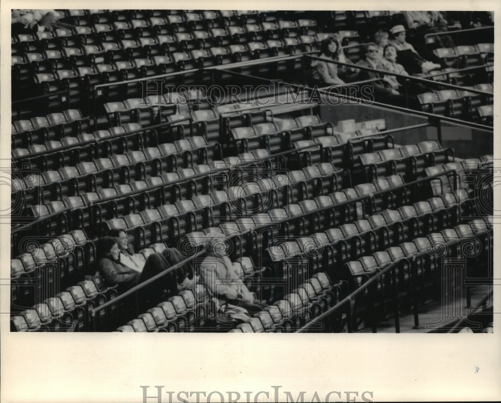 1984 Press Photo Fans get choice of seats at Milwaukee Brewers game, Milwaukee.- Historic Images