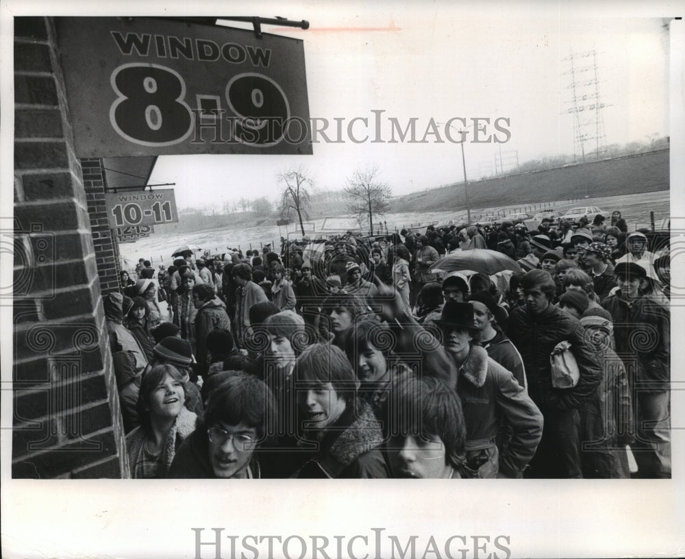 1978 Press Photo Fans in rain waiting to buy Brewers tickets, Milwaukee.- Historic Images