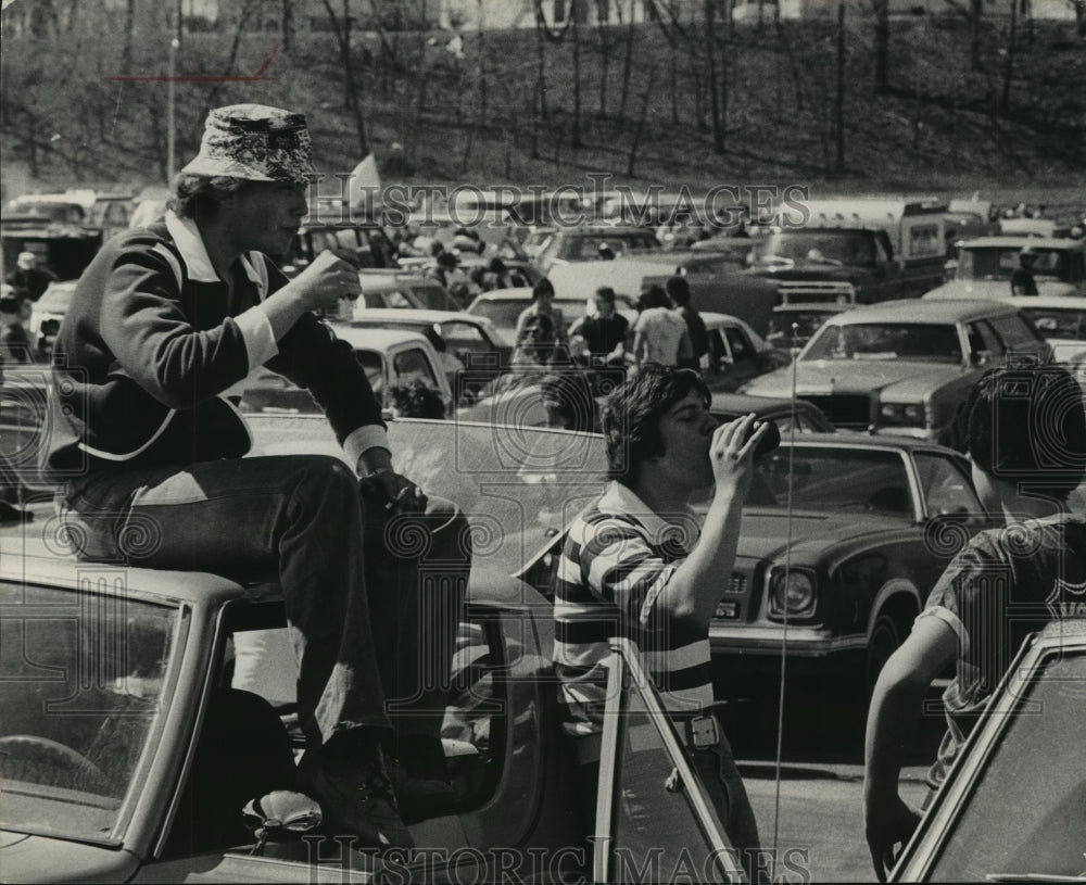 1978 Press Photo Milwaukee Brewers baseball fans wait for gates to open- Historic Images