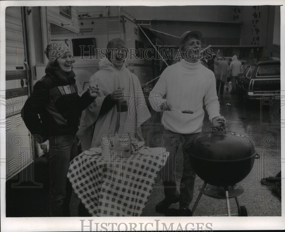 1978 Press Photo Vicki, David &amp; Leonard Noll cooking at Brewers game, Milwaukee.- Historic Images