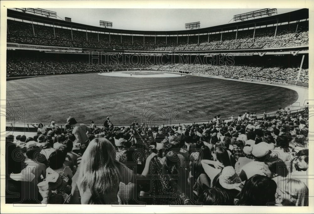 1977 Press Photo Brewers&#39; biggest crowd at home opener with Orioles, Milwaukee.- Historic Images